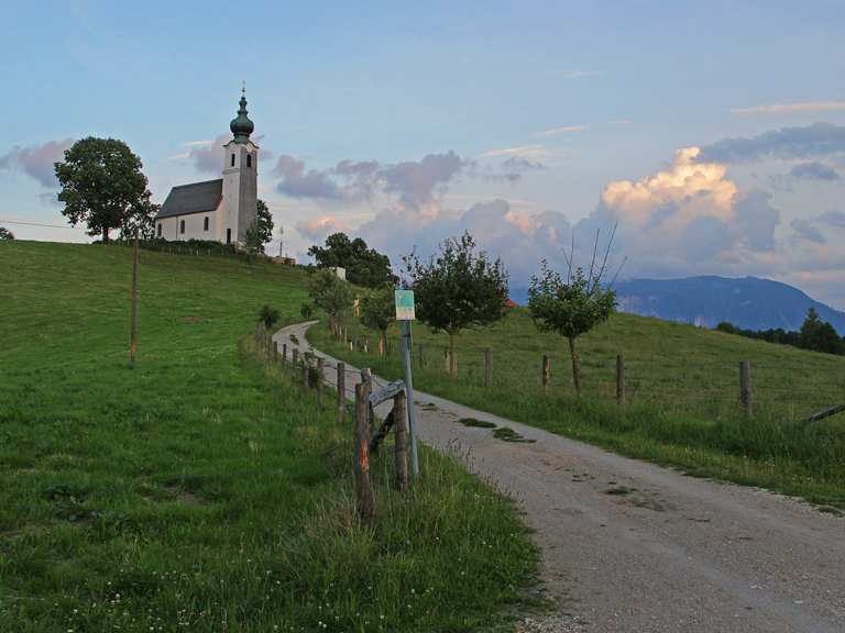 st-johannes-kirche-und-gasthaus-johannish-gl-mit-blick-auf-salzburg