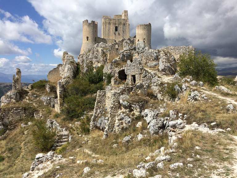 Il Castello di Rocca Calascio Itinerario ad anello da Santo Stefano di Sessanio escursione