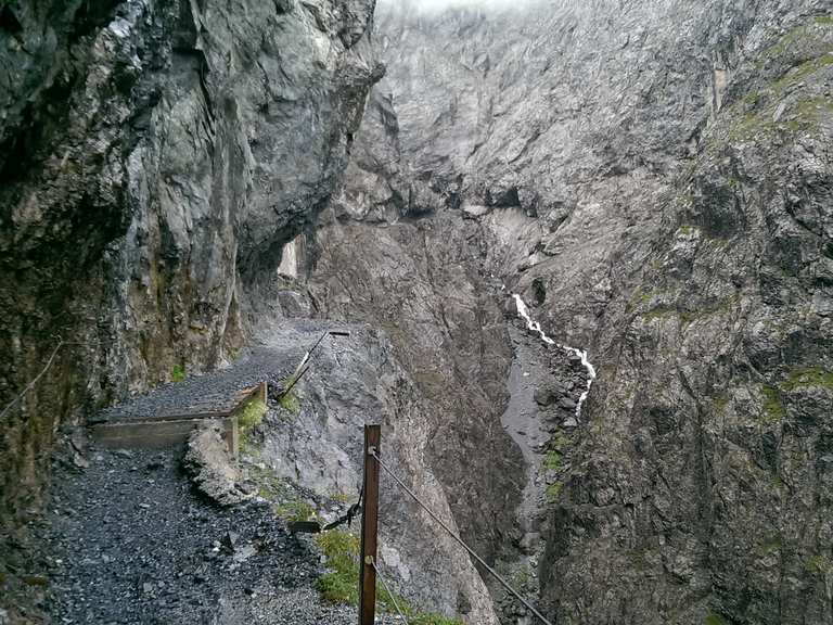 die-felsen-der-uina-schlucht-sent-inn-tips-photos-for-mountain