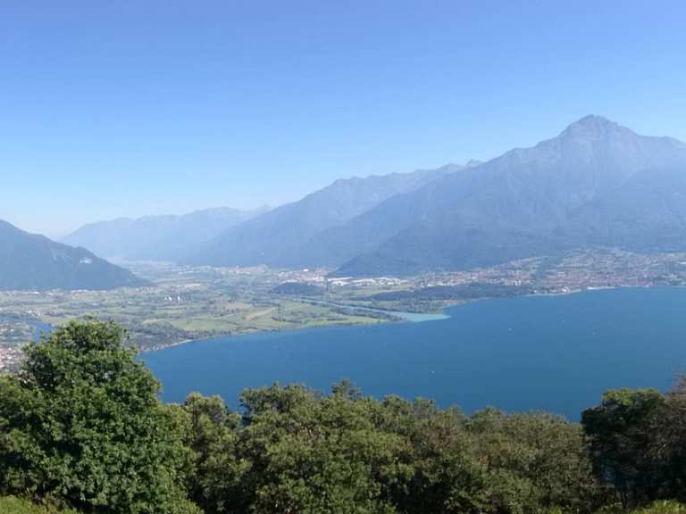 Vista panoramica sulla sponda nord del Lago di Como Routes for Walking ...