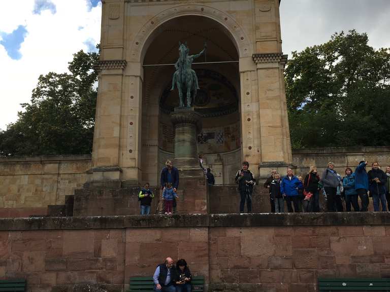 Friedensdenkmal Wanderungen und Rundwege komoot
