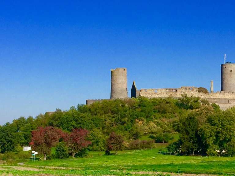 Tor zur Burg Blick auf Burg Münzenberg Runde von Friedberg (Hess