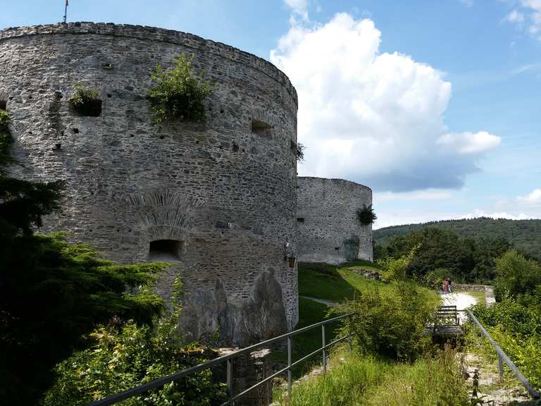 Luftbild Königstein im Taunus Ruine und Mauerreste der Burgruine im Ortsteil Falkenstein in