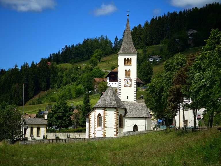 Oberinner Kirche Berggasthof Plörr Runde von Oberinn Auna di Sopra