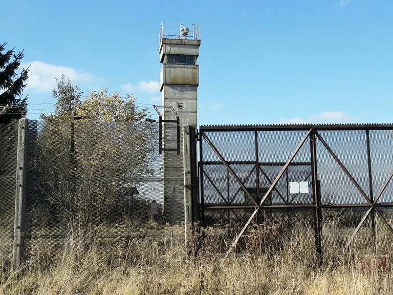 Alte innerdeutsche Grenzanlage mit Zaun und Turm - Fladungen, Rhön