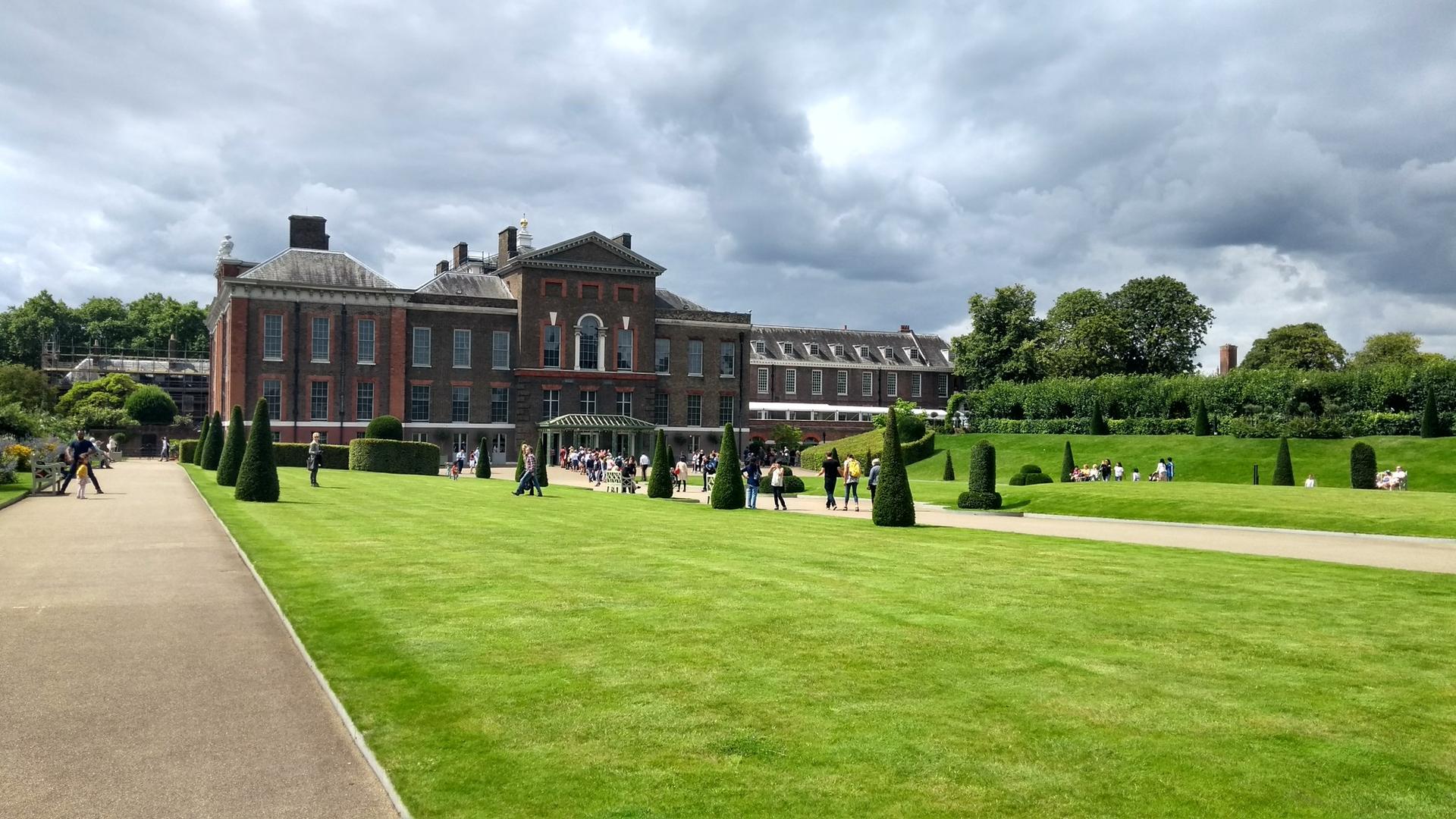 The Sunken Garden Pond At Kensington Palace, Kensington Gardens, London,  England, United Kingdom Stock Photo, Picture and Royalty Free Image. Image  149959785., image size:1920x1080