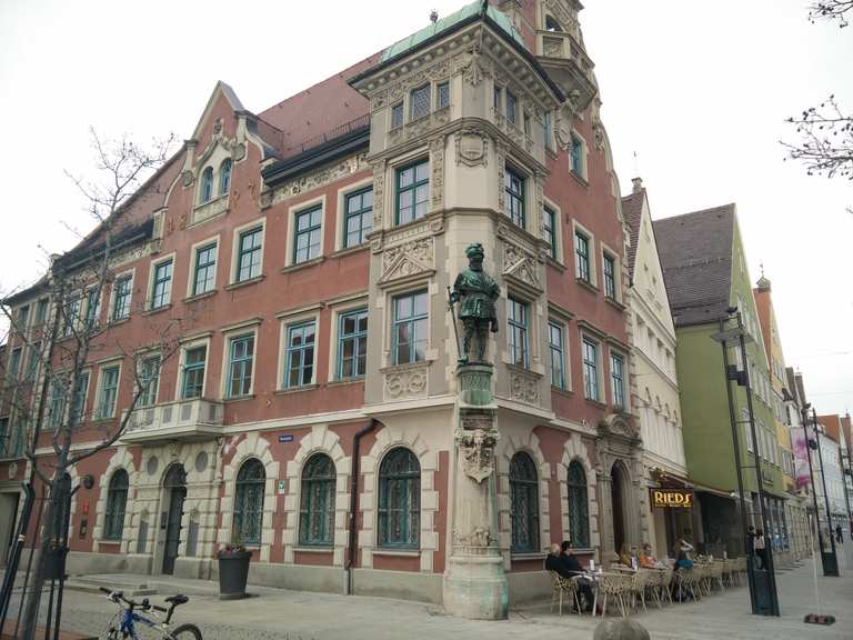 Rathausplatz in der Altstadt von Mindelheim / Trinkwasserbrunnen ...