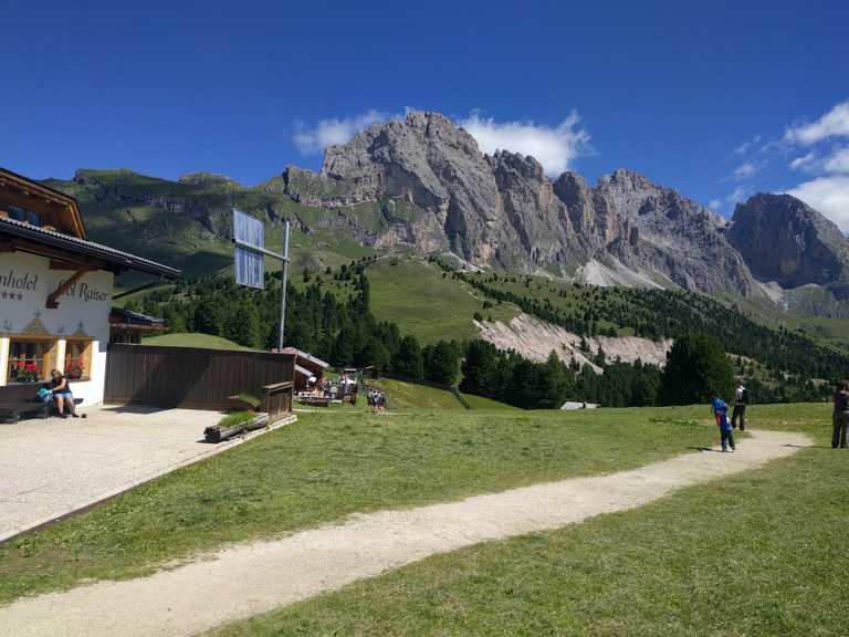 Stazione Cabinovia Col Raiser / Col Raiser Bergstation Routes for Walking  and Hiking