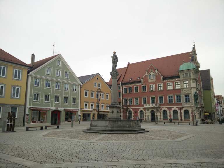 Rathausplatz in der Altstadt von Mindelheim / Trinkwasserbrunnen ...