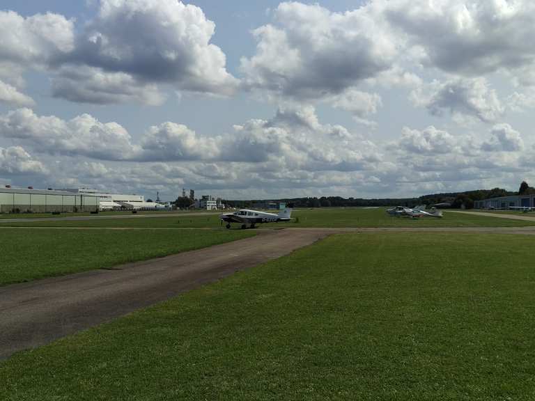 Start- und Landebahn am Flughafen Speyer/Ludwigshafen - Cycle Routes ...