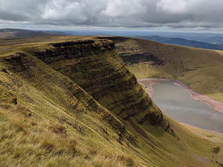 Llyn y Fan Fach to Llyn y Fan Fawr loop — Brecon Beacons National Park ...