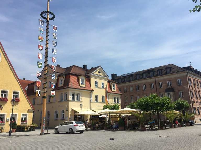 Marktplatz von Gunzenhausen mit Glockenturm und altem Rathaus