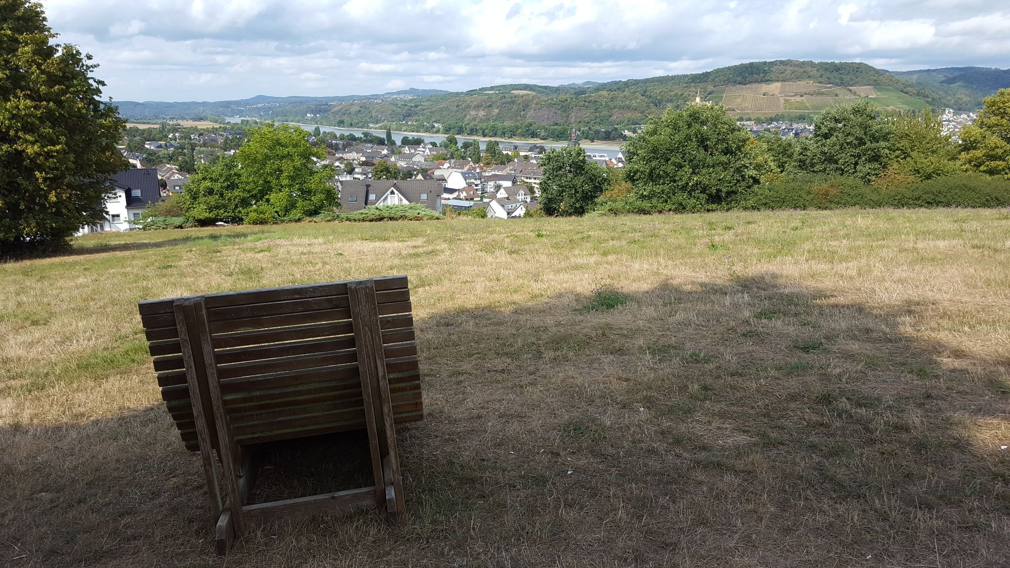 Mitten am Rhein Aussichtspunkt – Blick auf Burg Rheineck Runde von Bad ...