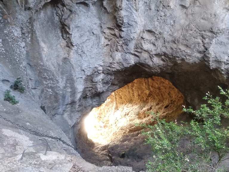 La Grotte Lac du Peiroou Runde von SaintRémydeProvence Wanderung