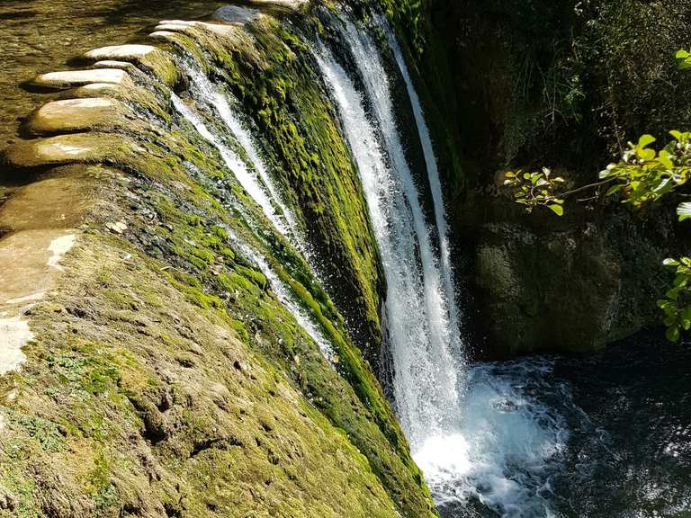 Les maisons suspendues Cascade Blanche Circuit à partir de Sainte