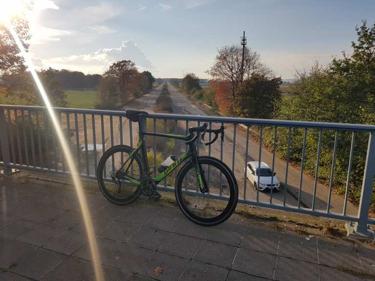 Blick auf die verlassene Autobahn (alte A4): Rennradfahren und ...