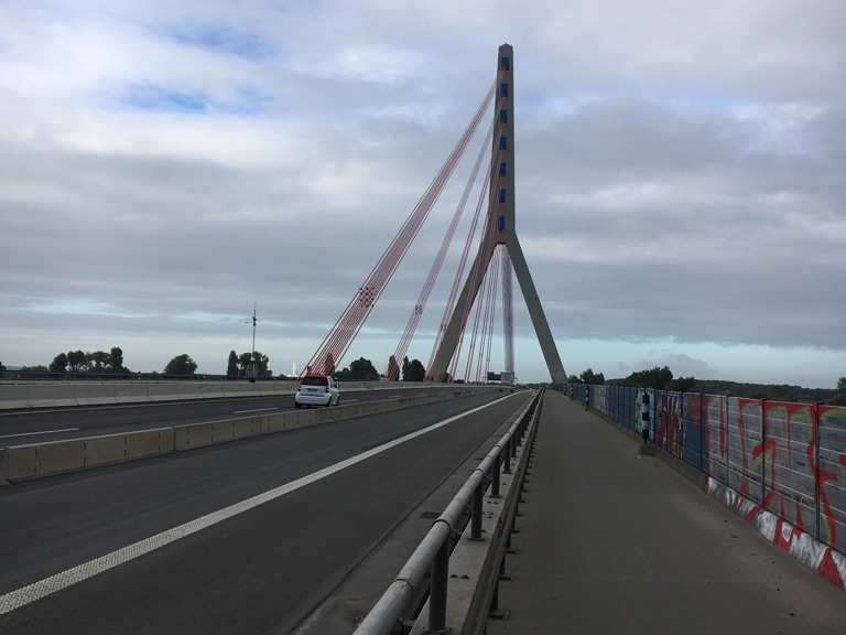 darf man mit dem fahrrad über die fleher brücke fahren