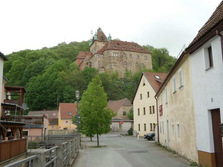 Blick zum Schloss Kuckuckstein (vom Kirchplatz) Wanderungen und