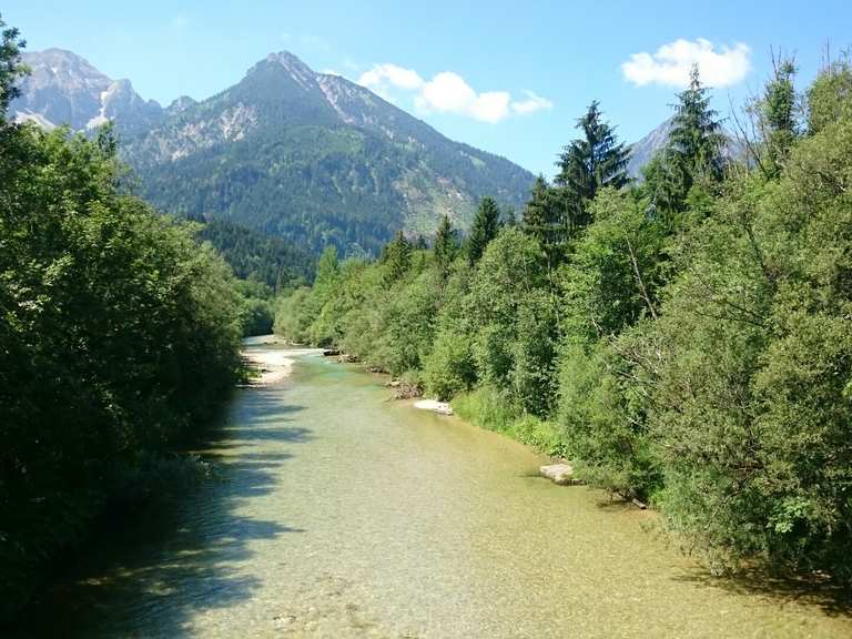 Am Fluss Vils durchs Tal Vils fließt zum Lech Runde von PfrontenRied
