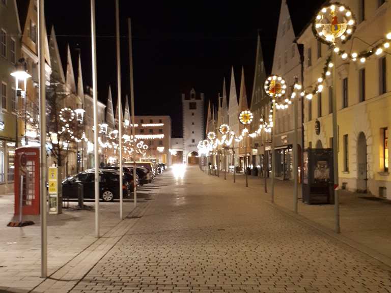 Rathausplatz in der Altstadt von Mindelheim / Trinkwasserbrunnen ...