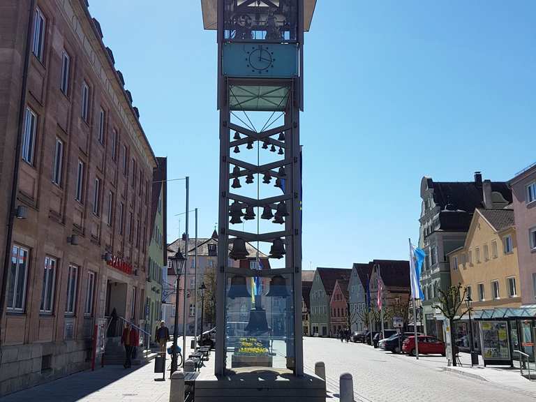 Marktplatz von Gunzenhausen mit Glockenturm und altem Rathaus