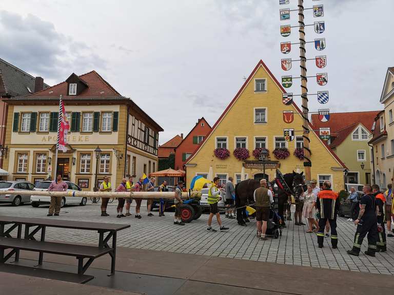Marktplatz von Gunzenhausen mit Glockenturm und altem Rathaus