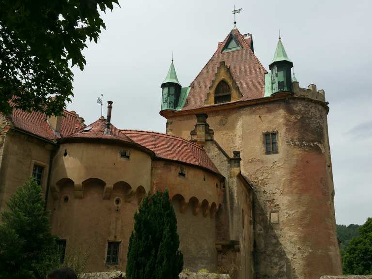 Blick zum Schloss Kuckuckstein (vom Kirchplatz) Wanderungen und