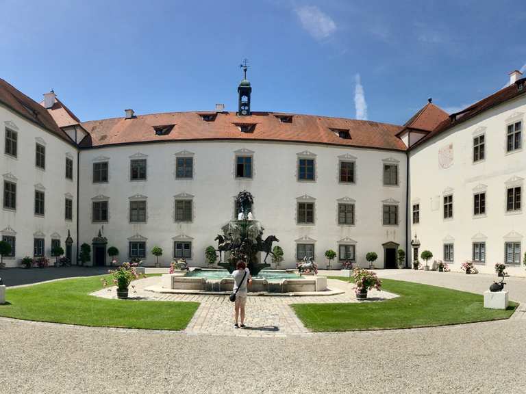 brunnen-am-schloss-zeil-wander-radrouten-komoot