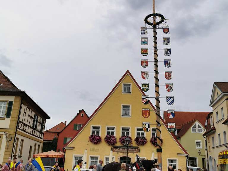 Marktplatz von Gunzenhausen mit Glockenturm und altem Rathaus