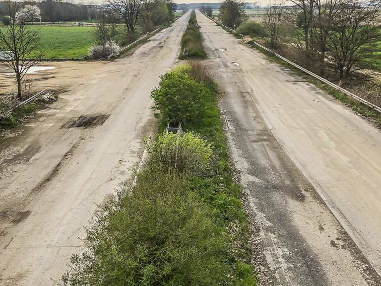 Blick auf die verlassene Autobahn (alte A4): Rennradfahren und ...