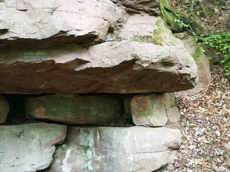 Kleiner Unterstand im Fels Wanderungen und Rundwege komoot