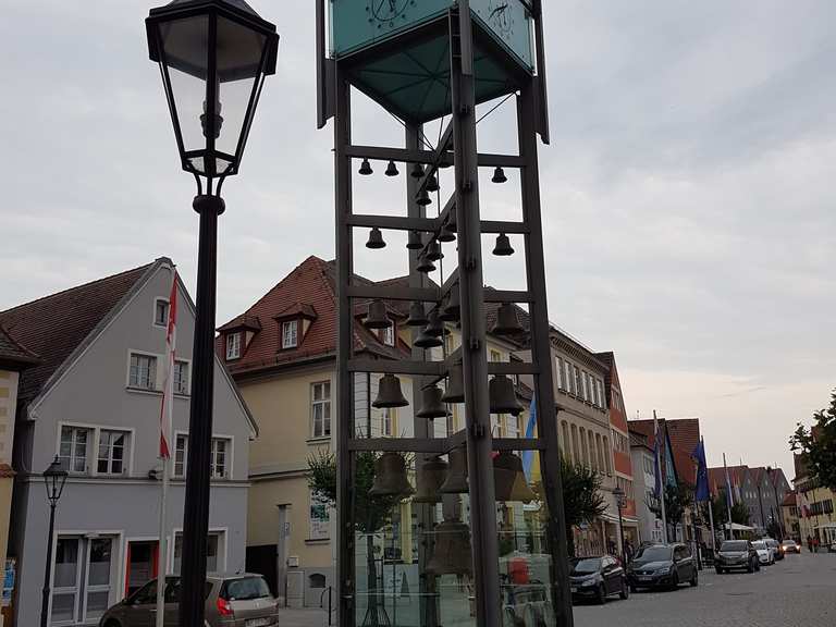 Marktplatz von Gunzenhausen mit Glockenturm und altem Rathaus