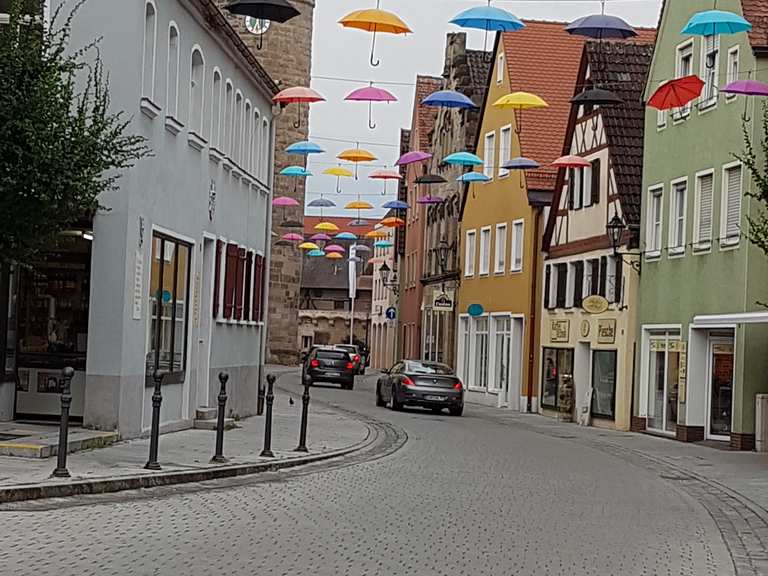 Marktplatz von Gunzenhausen mit Glockenturm und altem Rathaus