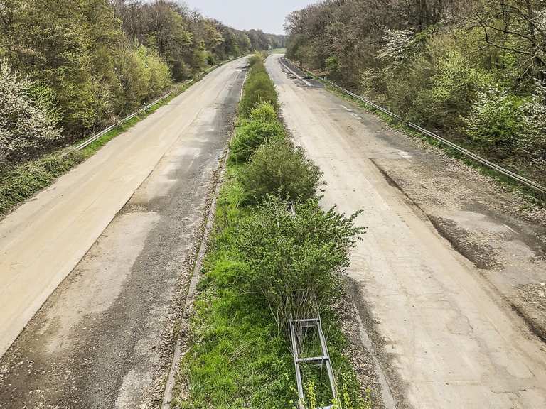 Blick auf die verlassene Autobahn (alte A4): Rennradfahren und ...