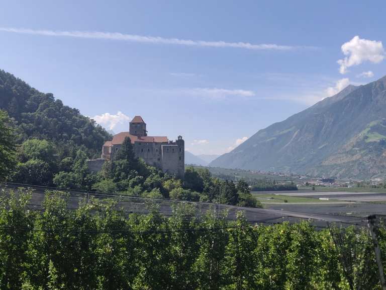 Schloss Dornsberg (Tarantsberg), erbaut im Jahr 1217 Wanderungen und