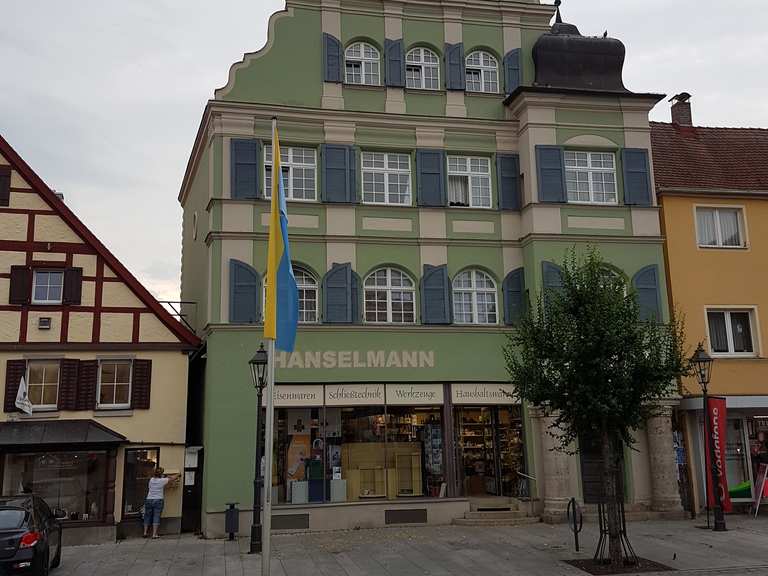 Marktplatz von Gunzenhausen mit Glockenturm und altem Rathaus