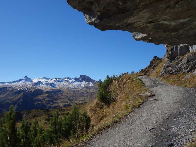 Hotel Seebenalp – Tiefblick zum Walensee Runde von Tannenboden