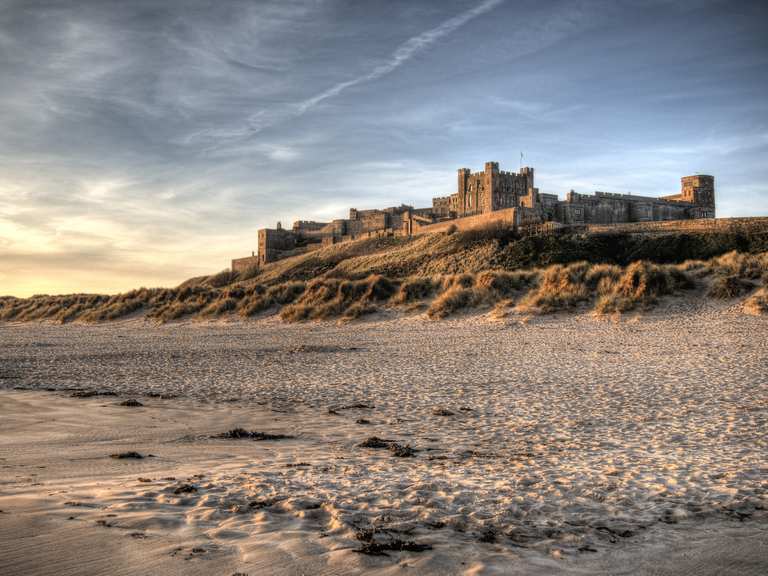 Craster Tower Gateway – Bamburgh Castle Runde von North Sunderland ...