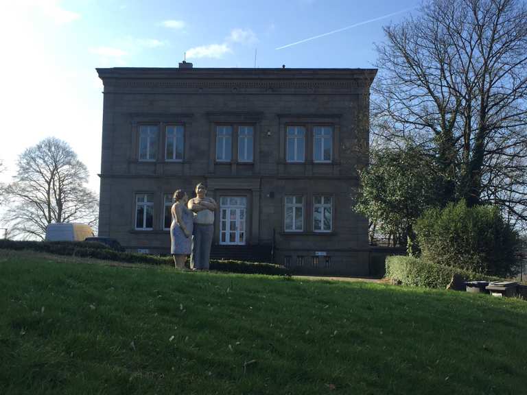 Villa Lohmann Ehem Standesamt Mit Lechner Figuren Witten