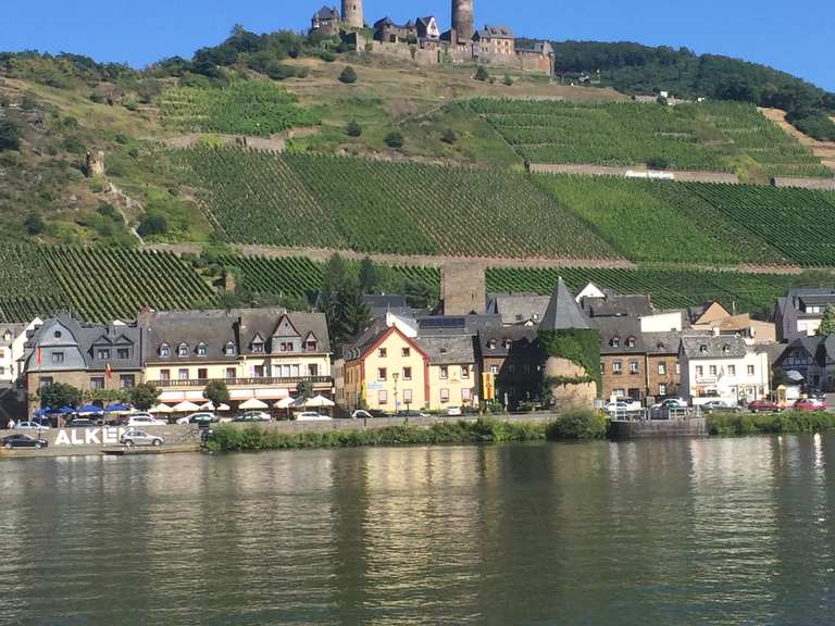 Blick auf den Alkener Burgberg Löf, MayenKoblenz Cycling Tips