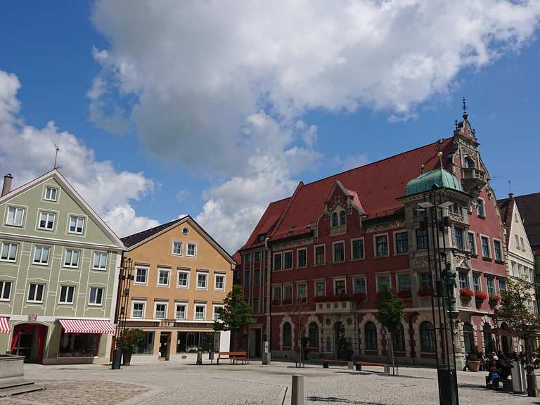 Rathausplatz in der Altstadt von Mindelheim / Trinkwasserbrunnen ...