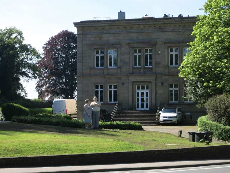 Villa Lohmann Ehem Standesamt Mit Lechner Figuren Witten