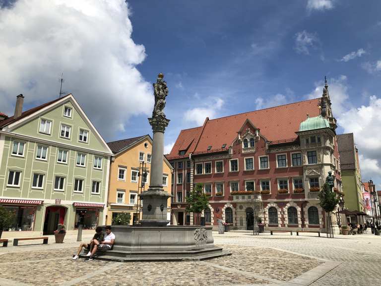 Rathausplatz in der Altstadt von Mindelheim / Trinkwasserbrunnen ...