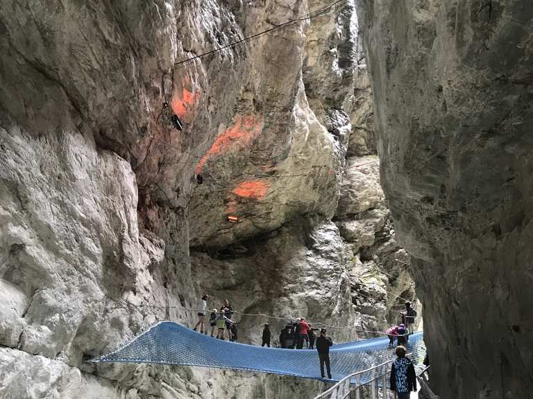 Blue walking net, Gletscherschlucht, White Lütschine river gorge