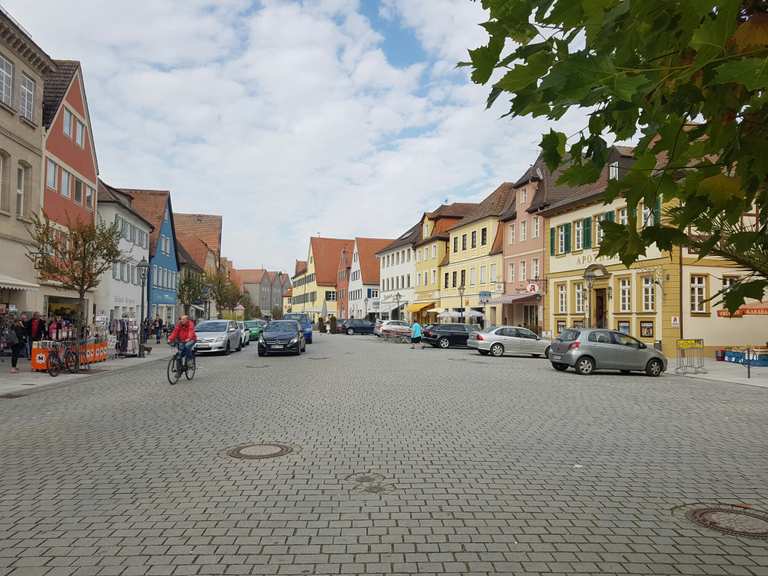 Marktplatz von Gunzenhausen mit Glockenturm und altem Rathaus