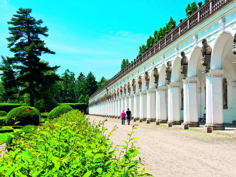 Schloss Kroměříž (Arcibiskupský zámek Kroměříž) Cycle Routes and Map