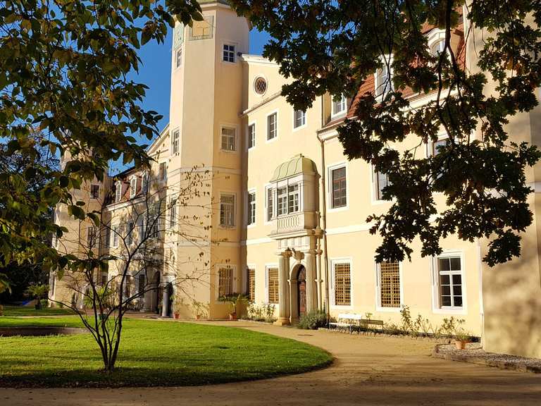 Schloss Hermsdorf mit Parkanlage Wanderungen und Rundwege komoot