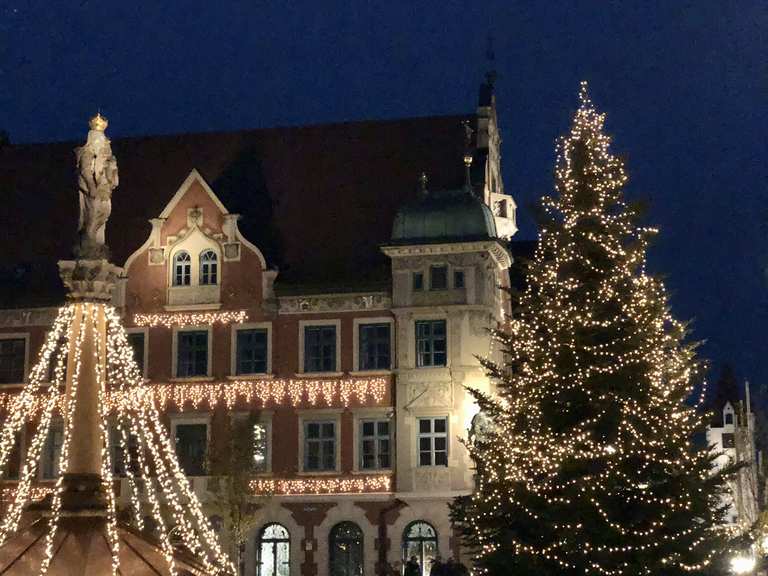 Rathausplatz in der Altstadt von Mindelheim / Trinkwasserbrunnen ...