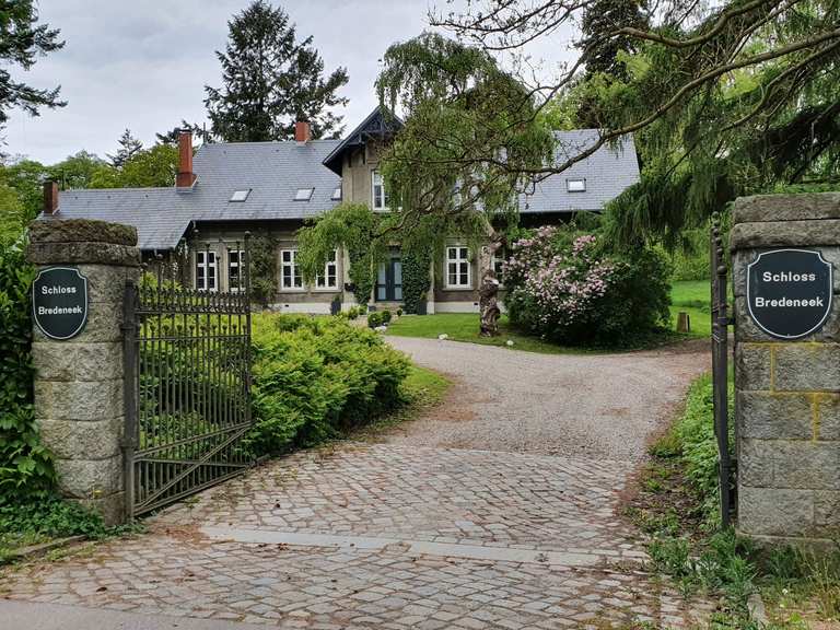 Schloss Bredeneek - Lehmkuhlen, Plön | Cycling Tips ...