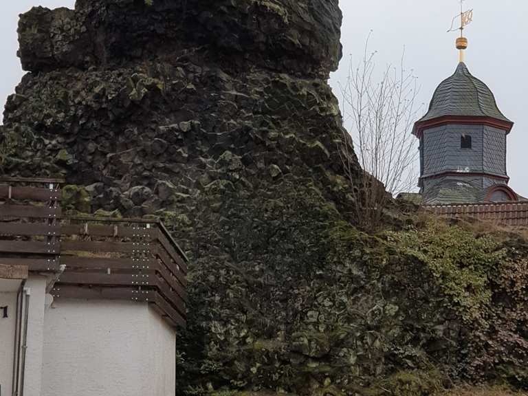 Der Martinstein neben der Kirche in Martinhagen Radtouren und Radwege
